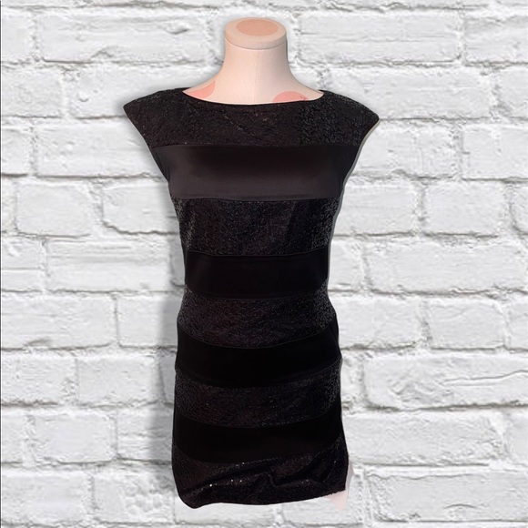 Maggy London Dresses & Skirts - ♥️ 3/$12 Maggy London Black Sequin Sheath Dress